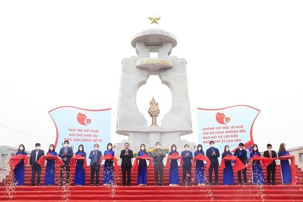 Cắt băng khánh thành Khu tưởng niệm TNXP C283 tại xã Thanh Trạch, huyện Bố Trạch, tỉnh Quảng Bình.