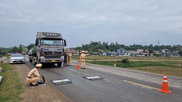 Lực lượng CSGT Quảng Bình kiểm tra tải trọng các phương tiện vận tải.