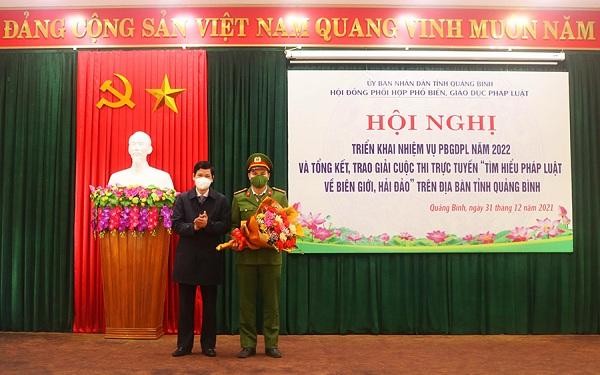 Ông Hồ An Phong - Phó Chủ tịch UBND tỉnh Quảng Bình trao Giải Nhất cho thí sinh Phạm Quốc Đông.