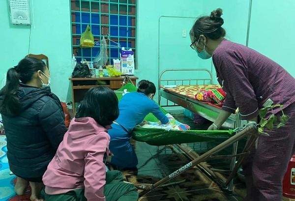 Bé gái bị bỏ rơi đang được chăm sóc tại Trạm y tế phường Quảng Thọ, TX Ba Đồn.