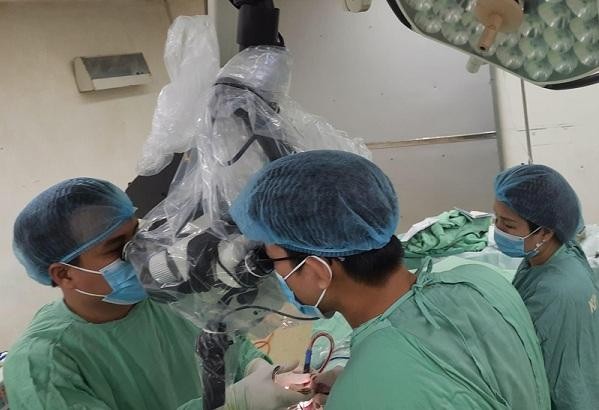 Các y bác sĩ bệnh viện hữu nghị Việt Nam - CuBa Đồng Hới ứng dụng kỹ thuật vi phẫu thuật lấy nhân đệm cho bệnh nhân S.