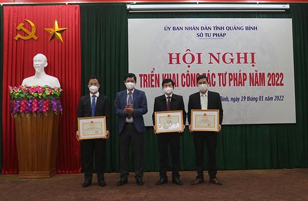 Ông Hồ An Phong - Phó Chủ tịch UBND tỉnh trao Bằng khen của Bộ trưởng Bộ Tư pháp cho 01 tập thể và 2 cá nhân thuộc Sở Tư pháp Quảng Bình.