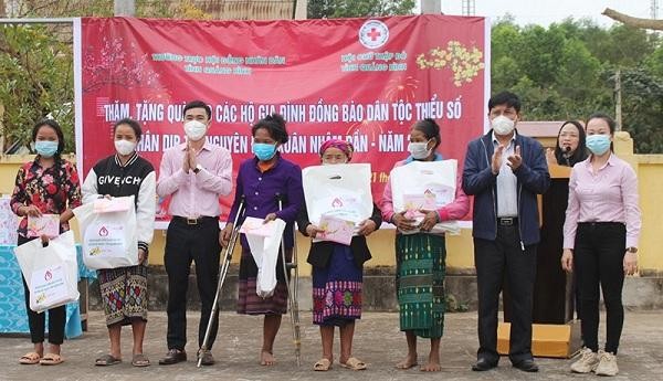 Lãnh đạo Huyện ủy Bố Trạch, tỉnh Quảng Bình và NHCSXH huyện trao quà Tết cho các hộ gia đình có hoàn cảnh khó khăn tại xã Thượng Trạch.