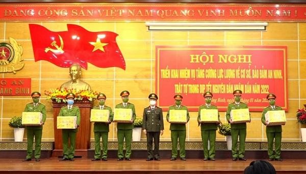 Đại tá Nguyễn Tiến Nam trao quà động viên đại diện 8 tổ công tác.