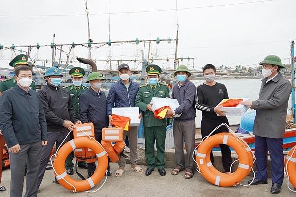Chủ tịch tỉnh Quảng Bình cùng lãnh đạo các sở, ngành tặng quà động viên ngư dân trước chuyến ra khơi đầu năm.