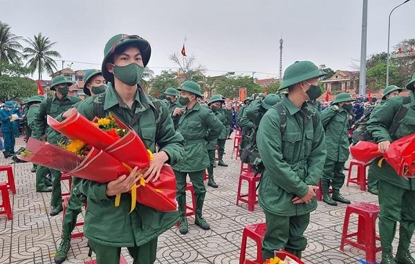 1.176 thanh niên Quảng Bình hăng hái lên đường nhập ngũ.