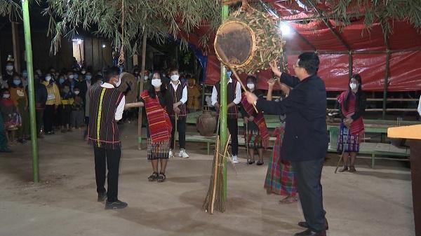 Lễ hội Đập trống của người Ma Coong được tổ chức truyền thống vào tối ngày 16 âm lịch hàng năm. 