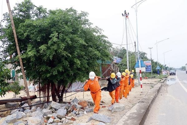 Công nhân PC Quảng Bình triển khai thực hiện các công trình trên địa bàn.