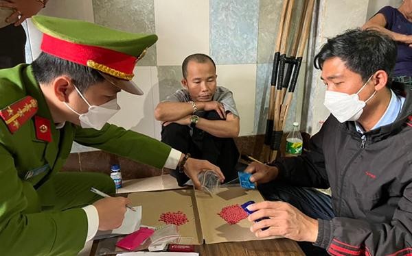 Lực lượng chức năng kiểm đếm số ma túy tang vật sau khi khám xét nhà ở đối tượng Lưu Thanh Tùng (ngồi giữa).