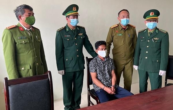 Các lực lượng chức năng bàn giao đối tượng Lò Văn Thoan cho Công an tỉnh Điện Biên để tiếp tục điều tra, xử lý theo thẩm quyền.