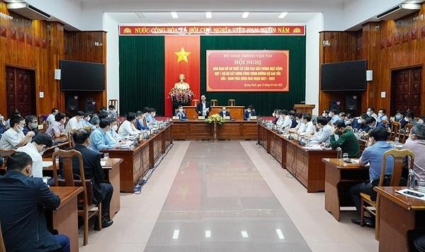 Ngày 13/3, tại Quảng Bình, Bộ GTVT tổ chức hội nghị bàn giao hồ sơ thiết kế cắm cọc GPMB (đợt 1) Dự án cao tốc Bắc-Nam phía Đông giai đoạn 2021-2025.