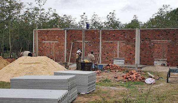Những công trình trên địa bàn xã Phú Thủy đang được các đoàn thợ xây khẩn trương xây dựng theo yêu cầu của gia chủ.
