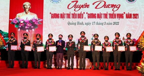 Trung tướng Đỗ Danh Vượng và lãnh đạo Trung ương Đoàn Thanh niên Cộng sản Hồ Chí Minh tuyên dương 10 “Gương mặt trẻ tiêu biểu” BĐBP năm 2021.