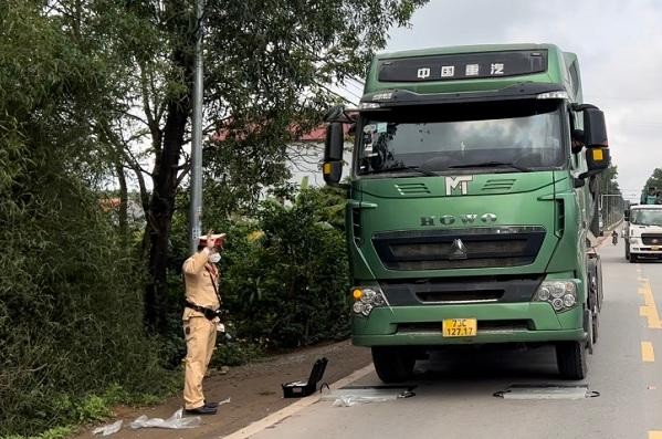 Tổ chuyên đề Phòng CSGT Công an tỉnh Quảng Bình tiến hành cân tải trọng các phương tiện có dấu hiệu quá tải.
