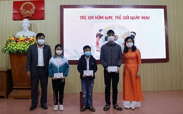 Công ty Điện lực Quảng Bình trao tiền hỗ trợ cho 03 cháu ở huyện Quảng Ninh.