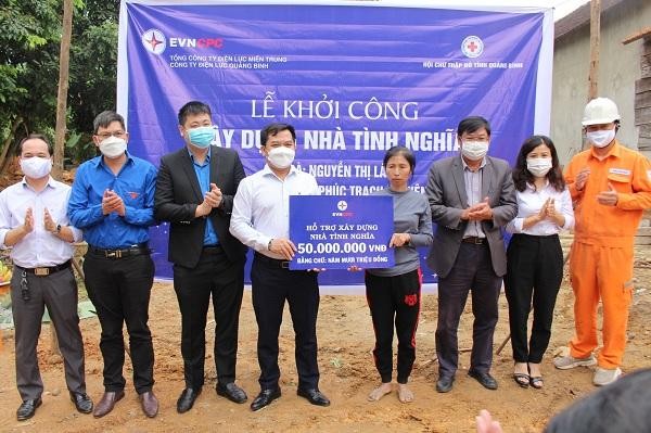 Lãnh đạo PC Quảng Bình phối hợp với Hội chữ thập đỏ tỉnh cùng chính quyền địa phương trao biển tượng trưng cho gia đình bà Nguyễn Thị Lành.