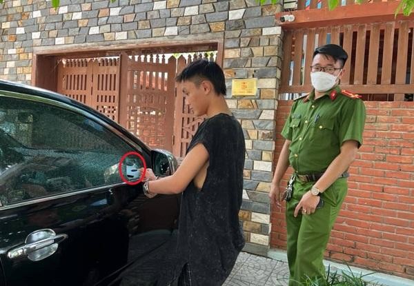 Hiện trường một vụ đập kính ô tô để trộm cắp tài sản do Nguyễn Tấn Khanh gây ra.