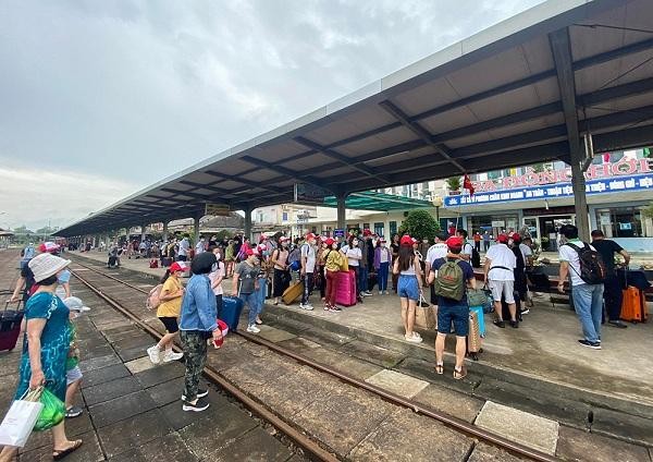 Sáng ngày 30/4, tại Ga Đồng Hới đã đón 03 chuyến tàu chặng Đồng Hới – Hà Nội với khoảng 1.400 người.
