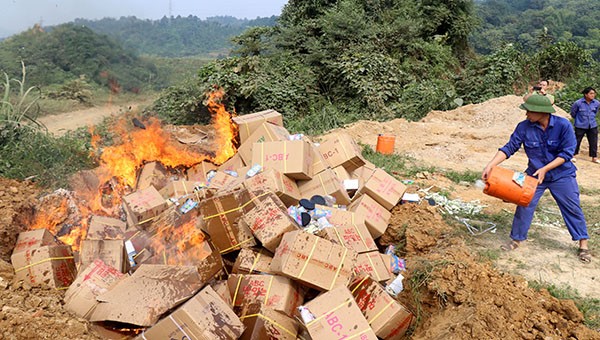 Lào Cai: Tiêu hủy lô hàng nhập lậu trị giá gần 1 tỷ đồng