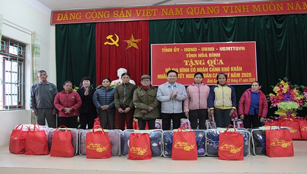Bí thư Tỉnh ủy Hòa Bình thăm, chúc Tết nhân dân huyện Kim Bôi và thành phố Hòa Bình