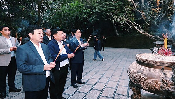 Đoàn công tác của Bộ KH&ĐT dâng hương tại Đền thờ Quốc tổ Lạc Long Quân - Khu di tích lịch sử Đền Hùng.
