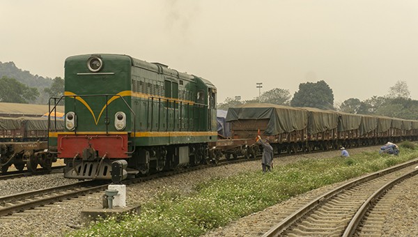 Các chuyến tàu từ ga đường sắt Lào Cai đi Trung Quốc vẫn di chuyển ngược xuôi hàng ngày qua biên giới Việt – Trung.