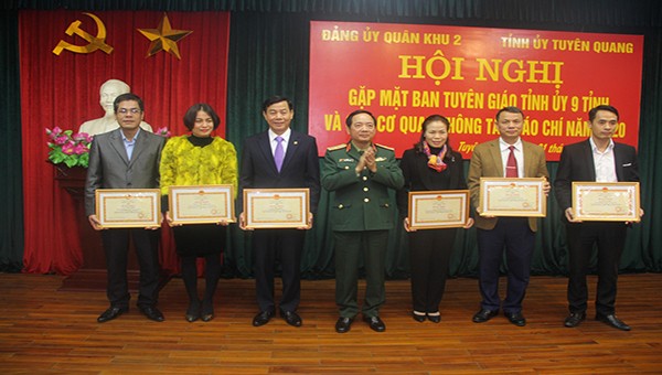 Trao Bằng khen cho các cá nhân có thành tích tại Hội nghị gặp mặt Ban Tuyên giáo Tỉnh ủy 9 tỉnh và các cơ quan thông tấn, báo chí do Đảng ủy Quân khu 2 phối hợp với Tỉnh ủy Tuyên Quang tổ chức.