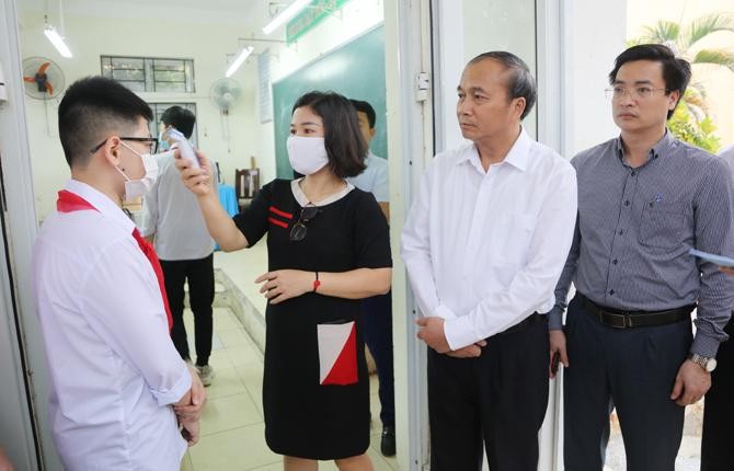 Chủ tịch UBND tỉnh Nguyễn Văn Trì kiểm tra tại trường THCS Liên Bảo.