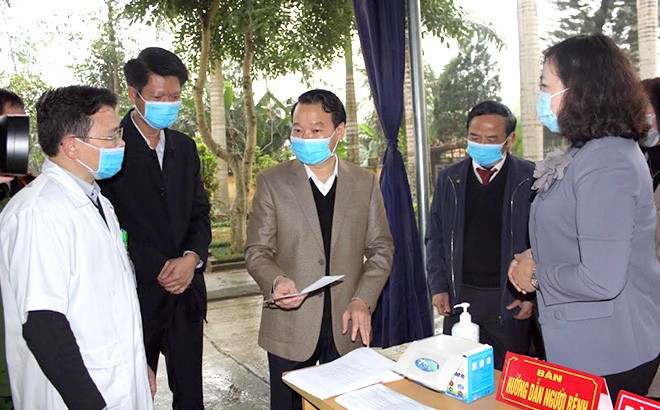 Ông Đỗ Đức Duy, Phó Bí thư Tỉnh ủy, Chủ tịch UBND tỉnh (đứng giữa) kiểm tra tình hình phòng, chống dịch Covid-19 tại huyện Trấn Yên.
