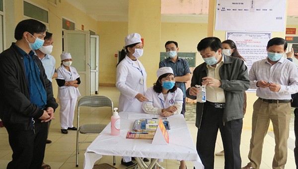Đoàn công tác của Ban chỉ đạo (BCĐ) phòng chống bệnh viêm đường hô hấp cấp Covid -19 tỉnh Hòa Bình kiểm tra công tác phòng, chống dịch tại huyện Lạc Thủy.