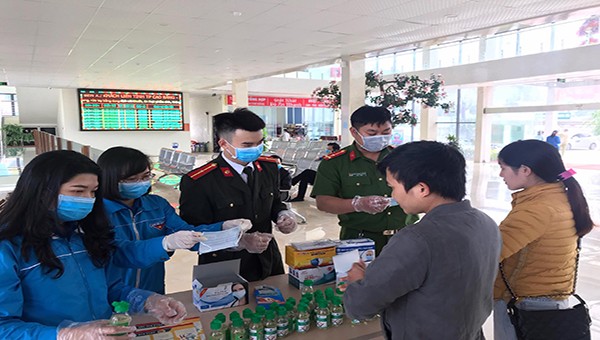 Đoàn thanh niên Công an tỉnh Cao Bằng cấp phát khẩu trang miễn phí cho người dân khi đến liên hệ giải quyết thủ tục hành chính
