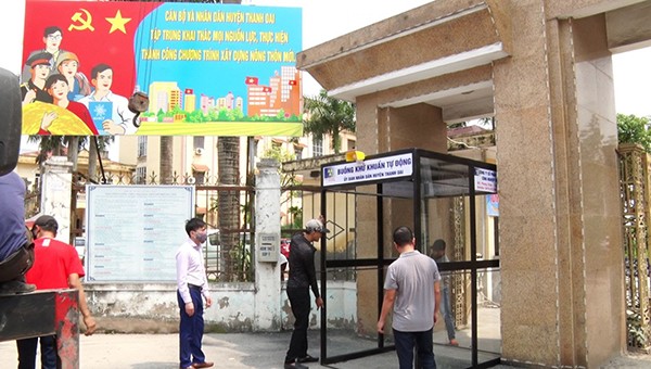 Buồng khử khuẩn được lắp đặt bên ngoài cổng chính ra vào trụ sở UBND huyện Thanh Oai (Hà Nội)