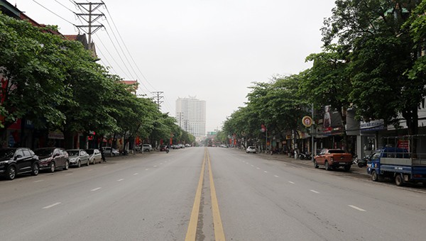 Trục đường Đại lộ Hùng Vương vắng lặng khi người dân thực hiện lệnh cách ly.