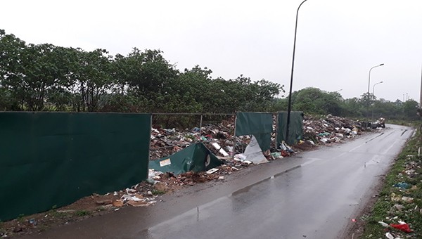 Bãi rác chân cầu vượt An Khánh và đốt rác gần Đại lộ Thăng Long