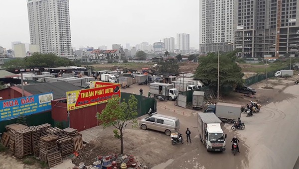 Bãi xe và điểm tập kết hàng hóa trên đường Nguyễn Xiển