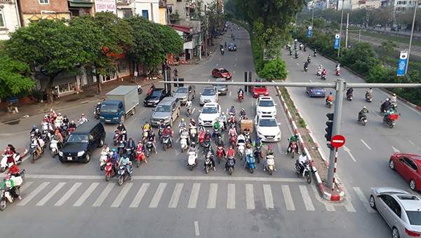 Đường phố Hà Nội tấp nập trở lại sau 10 ngày thực hiện cách ly xã hội