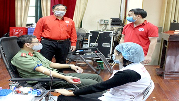 Các chiến sỹ Công an tỉnh Phú Thọ tình nguyện hiến máu.