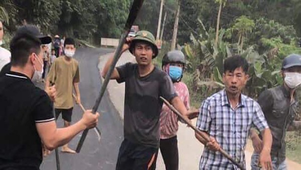 Nhóm đối tượng sử dụng hung khí đập phá tài sản, đánh người gây thương tích xảy ra tại thị trấn Lương Sơn chiều 19/4.