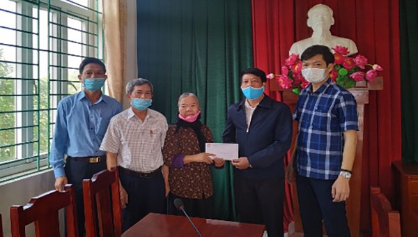 UB MTTQ huyện Vĩnh Tường trao 40 triệu kinh phí tạm ứng xây tặng nhà  bà Phí Thị Ninh hộ nghèo thôn Thạch Ngõa, xã Thượng Trưng