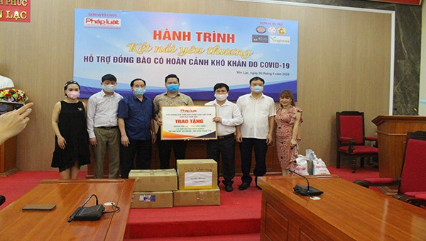 Đại diện ban tổ chức trao tặng các phần quà ý nghĩa tới chương trình "Hành trình kết nối yêu thương" tại huyện Yên Lạc, tỉnh Vĩnh Phúc