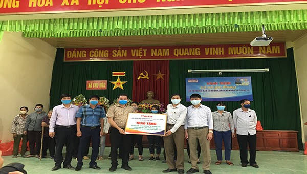 Đại diện ban tổ chức trao tặng quà tình nguyện cho 3 xã khó khăn tỉnh Phú Thọ.