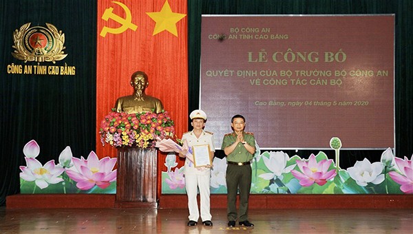Giám đốc Công an tỉnh Nguyễn Ngọc Toàn trao quyết định bổ nhiệm cho tân Phó Giám đốc Công an tỉnh Sầm Minh Hồ