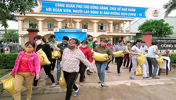  Liên đoàn Lao động tỉnh Phú Thọ tặng quà cho đoàn viên công đoàn có hoàn cảnh khó khăn