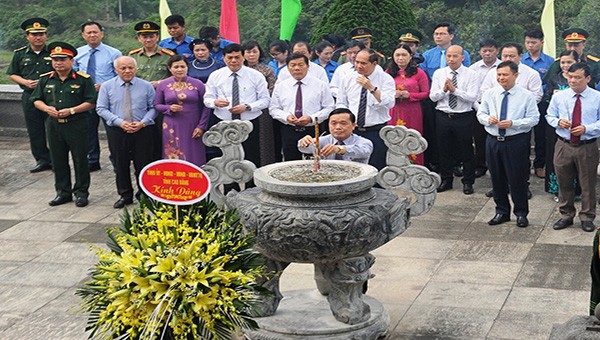 Đoàn lãnh đạo tỉnh Cao Bằng thành kính dâng hương tưởng niệm nhân kỷ niệm 130 năm ngày sinh nhật Bác tại khu di tích lịch sử Pác Bó