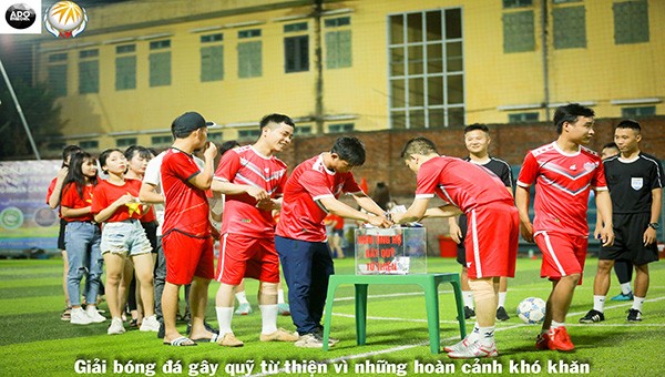 Cầu thủ và CDV Công ty Hoa Hồng TCP lên ủng hộ quỹ từ thiện