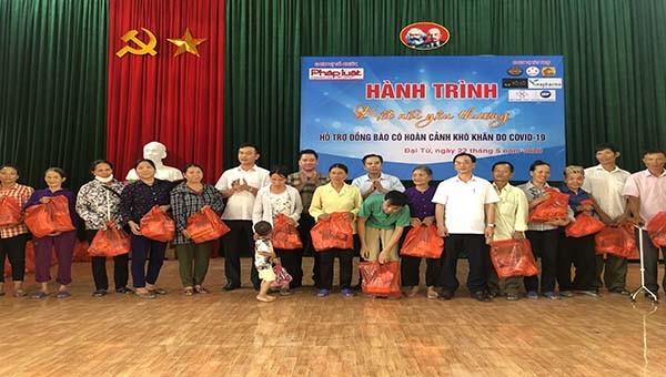 Ông Phạm Quang Anh Chủ tịch UBND huyện Đại Từ và ông Vũ Đình Tiến đại diện báo Pháp luật Việt Nam tặng quà cho các hộ nghèo