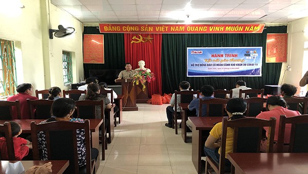 Nhà báo Vũ Đình Tiến phát biểu tại buổi lễ trao quà xã Quốc Toản, huyện Quảng Hòa, tỉnh Cao Bằng