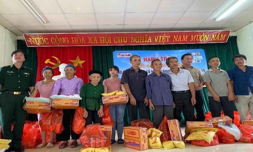 Người dân phấn khởi nhận những món quà ý nghĩa của báo Pháp luật Việt Nam và các nhà hảo tâm.