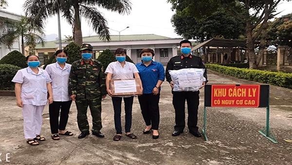 Chị Đinh Thị Điệp (áo xanh, đứng thứ 2 bên phải) tích cực tham gia những hoạt động thiện nguyện vì cộng đồng.