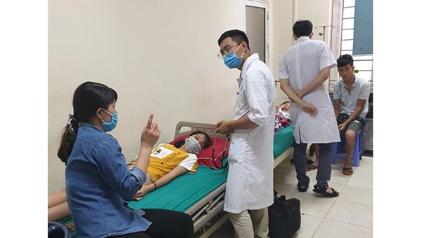Bác sĩ Bệnh viện Đa khoa tỉnh Vĩnh Phúc đang theo dõi tình hình sức khỏe của các học sinh
